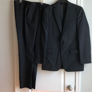 Marc Anthony navy wool suit. Blue suit Great condition! 34/32 pants. Jacket 40L